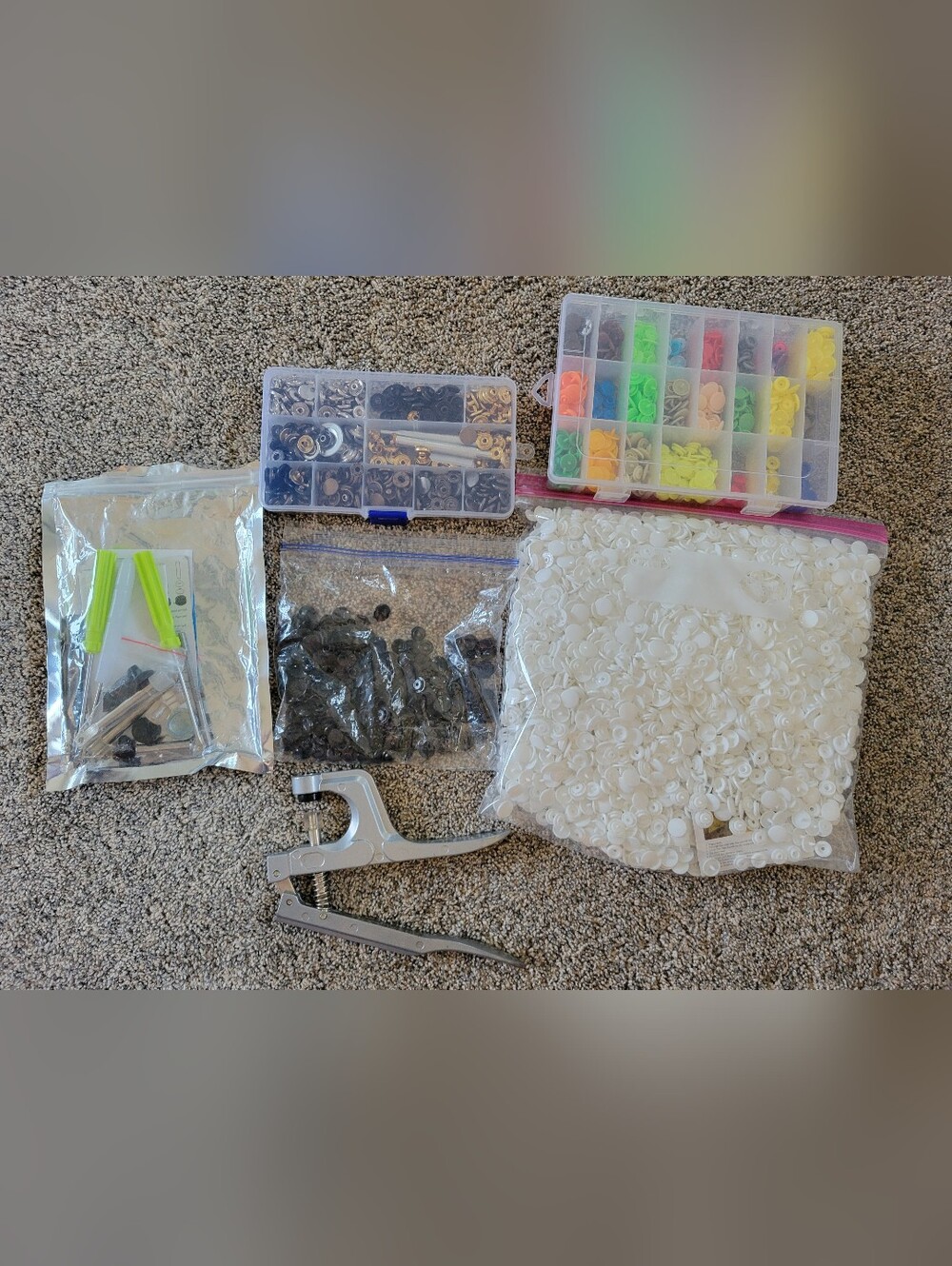 Bundle of plastic snaps and metal snaps